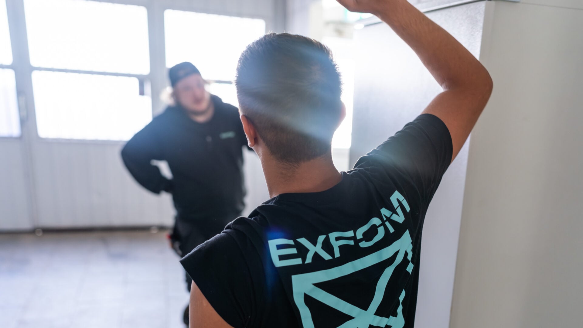 EXFOM:s personal lyfter ett skåp tillsammans